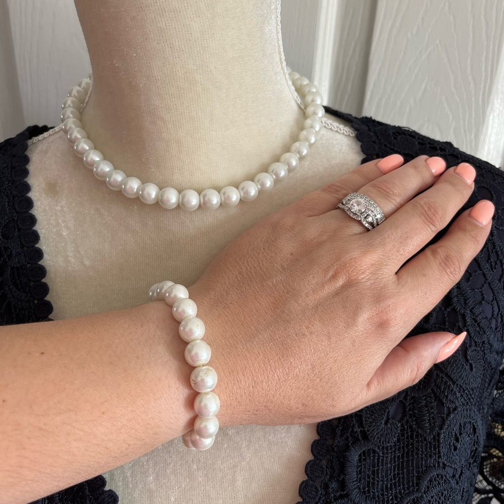 Gorgeous holiday fashion faux pearls set